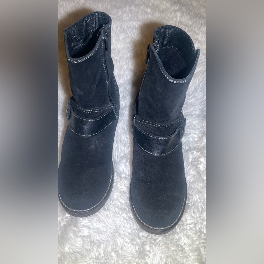 Taos crafted women’s Black Suede and Leather Boots size 5